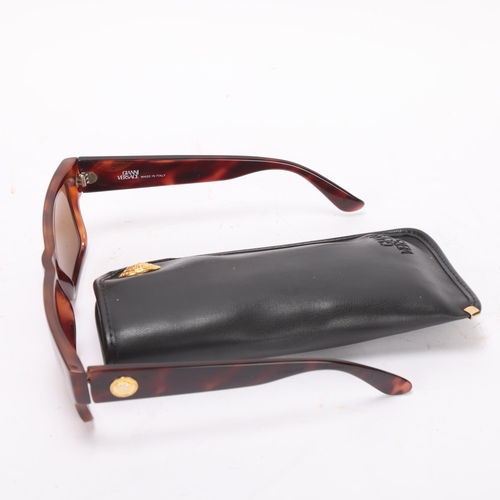 433 - GIANNI VERSACE - tortoiseshell-framed sunglasses, in original case