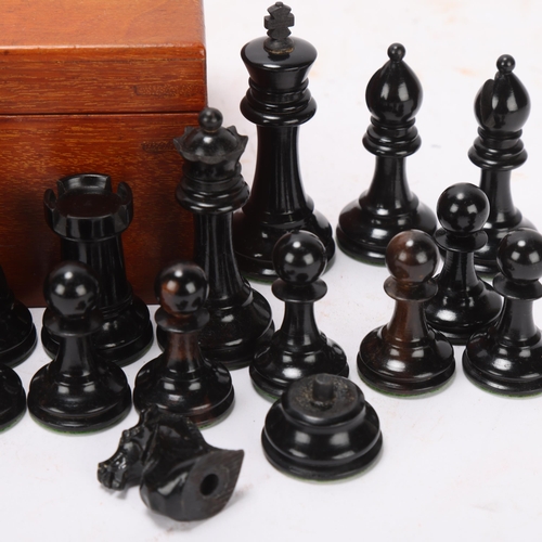 533 - A Staunton pattern chess set, boxwood and ebonised, with weighted bases, King height 6.5cm, in mahog... 