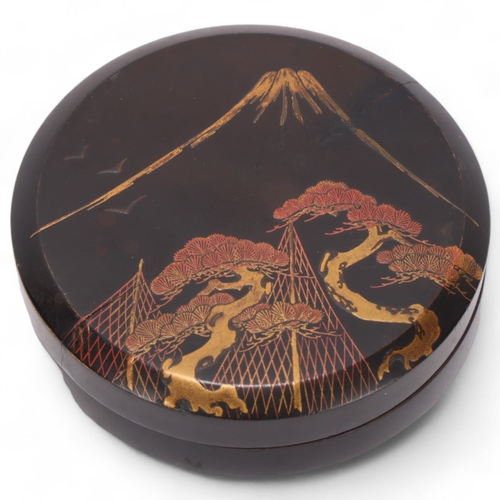 552 - A Japanese lacquer incense box (Kogo) with Mount Fuji to top, diameter 7.5cm