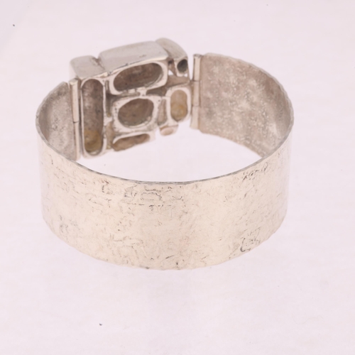 1346 - ATTRIBUTED TO MENNO MEIJER (1930 - 2022) - a heavy Dutch brutalist silver bangle, circa 1970, the ca... 