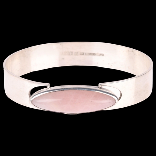 1354 - KAUNIS KORU OY - a Finnish modernist sterling silver rose quartz torque bangle, designed by Heikki K... 