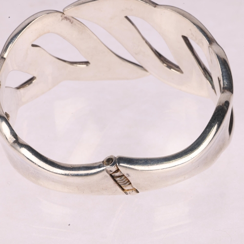 1396 - A large Danish modernist sterling silver openwork hinged bangle, with spring fitting, setting height... 