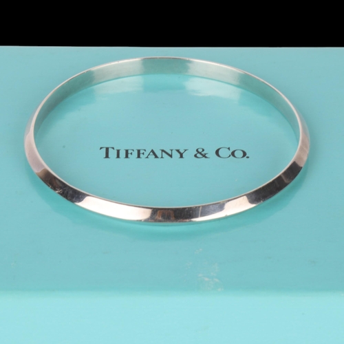 1434 - TIFFANY & CO - a sterling silver bangle, maker T&Co, import London 1995, band width 4.8mm, internal ... 