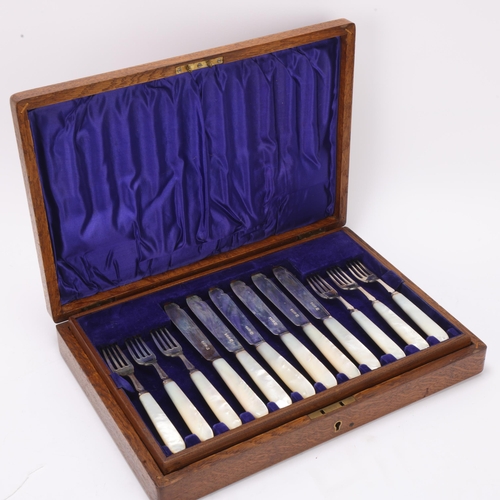 1530 - A set of George V silver mother-of-pearl handled fish cutlery for 6 people, Martin Hall & Co, Sheffi... 