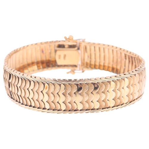 1149 - An Italian 14ct gold bracelet, of overlapping lobed link design, with polished and textured decorati... 