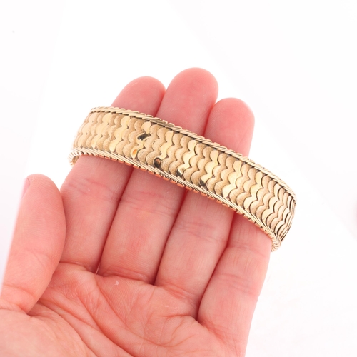 1149 - An Italian 14ct gold bracelet, of overlapping lobed link design, with polished and textured decorati... 