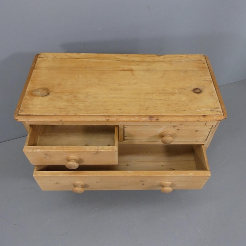 2103 - A Victorian pine chest of two short and two long drawers. 89x82x45cm.