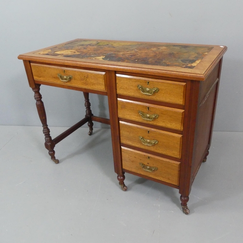 2215 - A late Victorian ladies' mahogany single pedestal writing desk. 99x76x52cm.