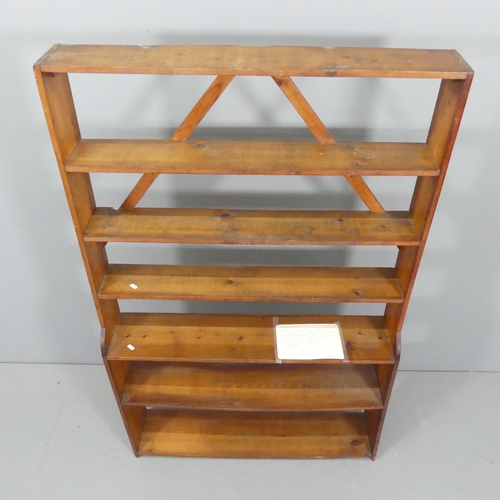 2212 - A pine six-shelf open bookcase. 94x152x20cm.
Formerly belonging to a member of the Bloomsbury group,... 