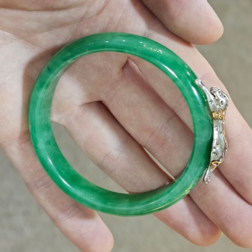 1426 - 3 modern Chinese jadeite bangles, 140g total (3)