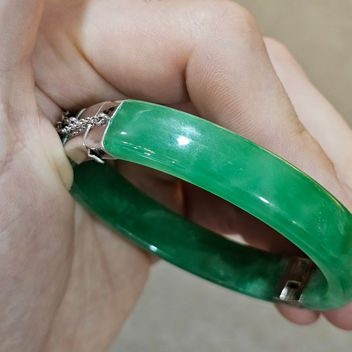 1426 - 3 modern Chinese jadeite bangles, 140g total (3)