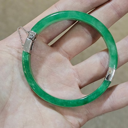 1426 - 3 modern Chinese jadeite bangles, 140g total (3)