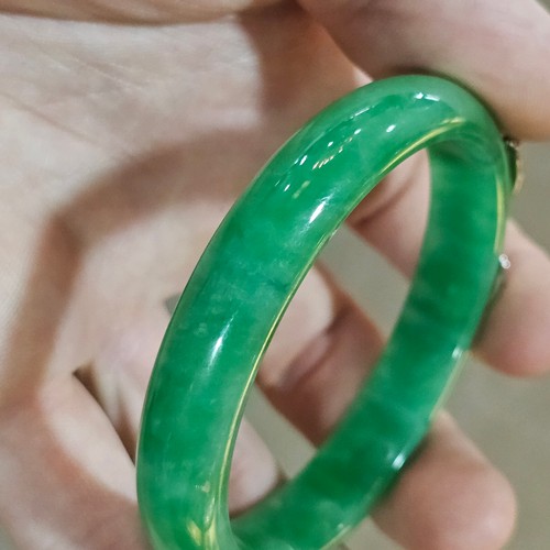 1426 - 3 modern Chinese jadeite bangles, 140g total (3)