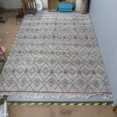 2318 - OKA - A Cullinan hand knotted Chali carpet, with intricate pattern intertwining diamond shapes. RRP ... 