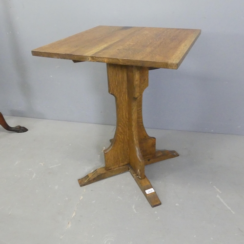 2516 - An Arts & Crafts style oak occasional table. 51x66cm.