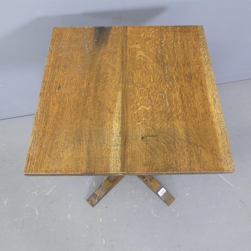 2516 - An Arts & Crafts style oak occasional table. 51x66cm.