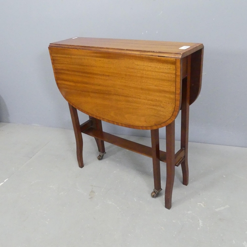 2520 - A mahogany and satinwood and ebony strung sutherland drop-leaf occasional table. 61x62x17cm.