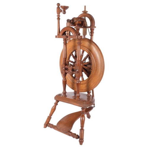 123 - An elm spinning wheel, H92cm