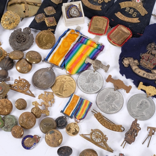 185 - A large collection of various military badges, buttons, epaulettes, etc