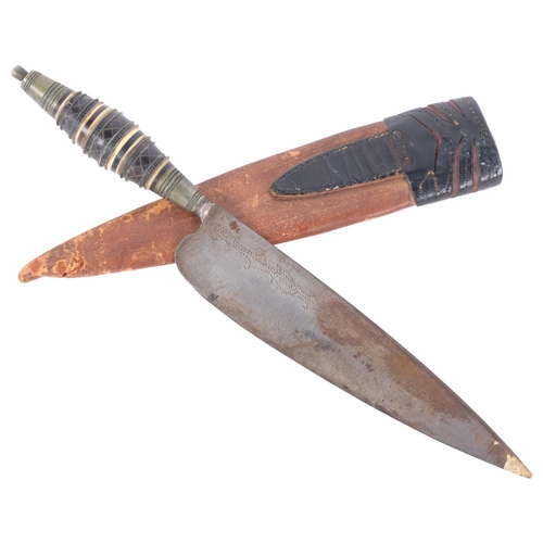 204 - A small Indian knife with barrel turned horn handle and leather scabbard, L23cm