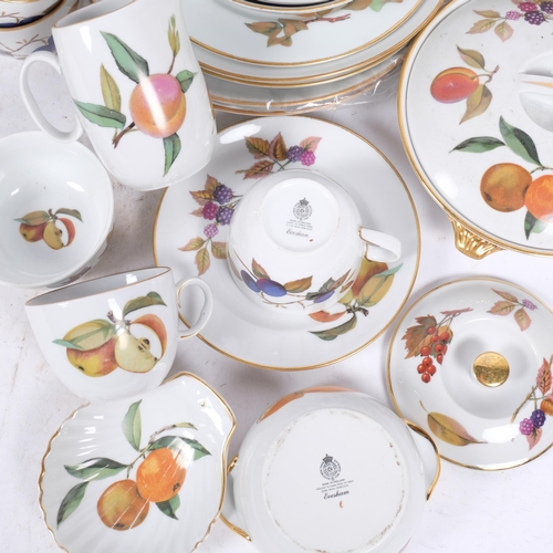 281 - A quantity of Royal Worcester Evesham pattern tureens, cups, bowls, etc