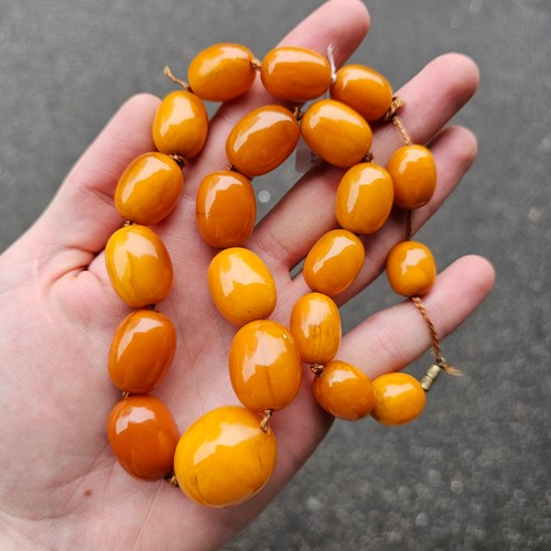 1168 - A single-row graduated amber bead necklace, beads measure: 29.0 - 17.5mm, 50cm, 82g