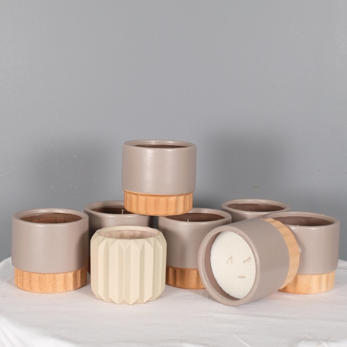 2827 - Eight scented candles in terracotta pots. Largest 14x13cm.