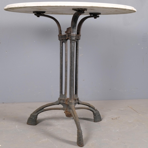 2833 - A circular marble topped garden table on cast iron base. 75x72cm.