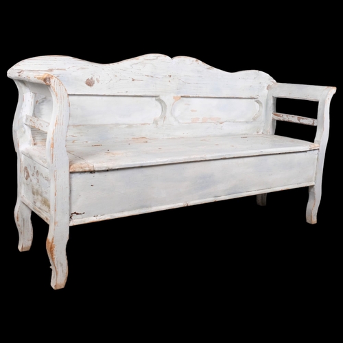 2859 - A painted pine continental style settle, with lifting seat. Overall 180x97x49cm.