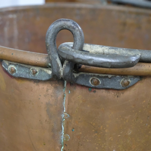 2870 - A French copper cauldron. 54x35cm.