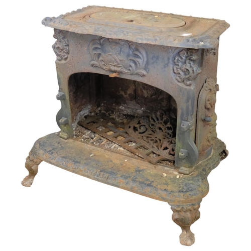 2882 - A French cast-iron log burner, with badge for ESSE. 77x65x45cm.