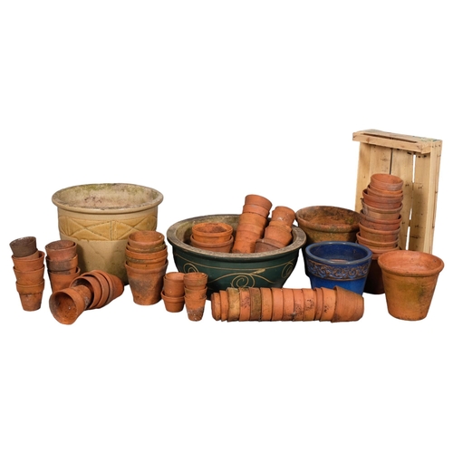 2891 - A large quantity of terracotta pots, heights between 7-23cm.