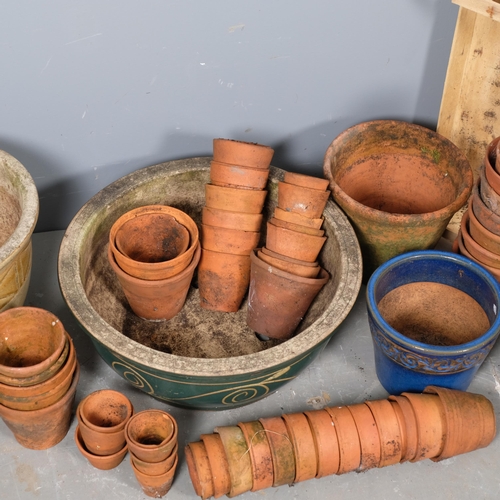 2891 - A large quantity of terracotta pots, heights between 7-23cm.