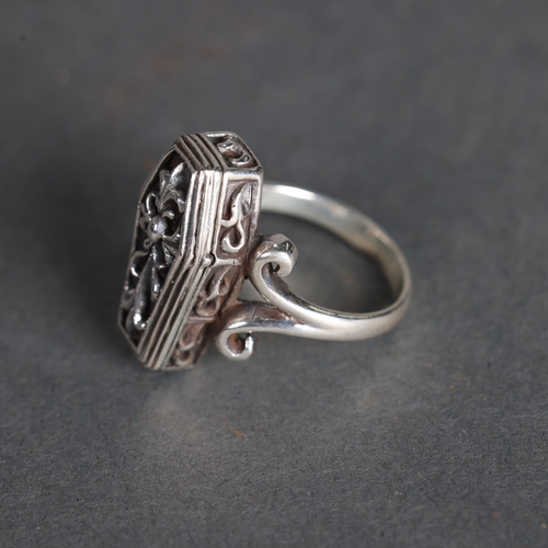 3243 - Curiosity/Macabre: Silver ring in the form of an opening coffin with minature silver skeleton 
The m... 