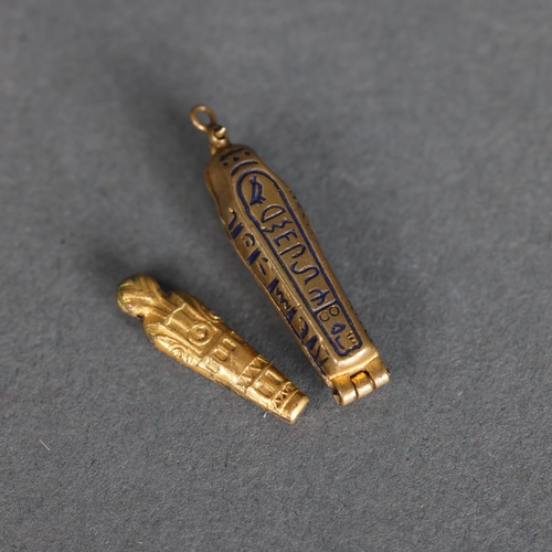 3245 - Curiosity/macabre: Art Deco Egyptian Revival Sarcophagus and Mummy Pendant, circa 1920
A gilt metal ... 