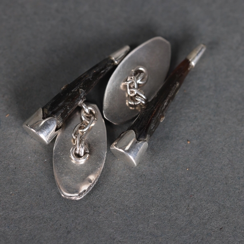 3246 - Jewellery: Taxidermy Dik-Dik Horn and Silver cuff links, 20th century
A unique and unusual pair of c... 