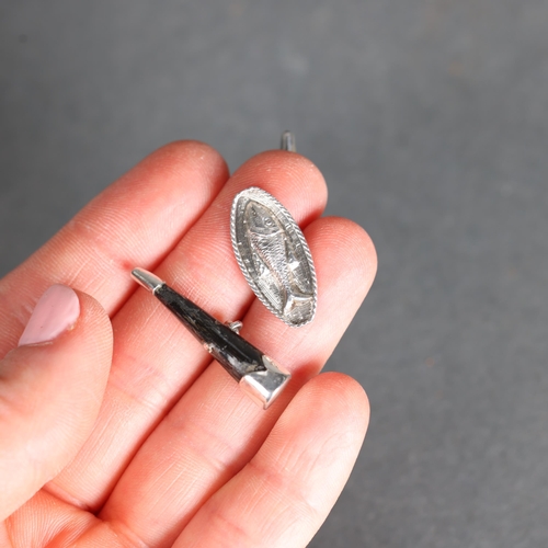 3246 - Jewellery: Taxidermy Dik-Dik Horn and Silver cuff links, 20th century
A unique and unusual pair of c... 