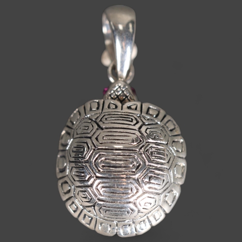 3250 - Curiosity/Macabre: Silver Pendant in the form of a tortoise. The shell of the tortoise opening to re... 