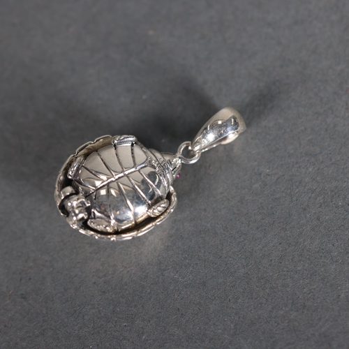 3250 - Curiosity/Macabre: Silver Pendant in the form of a tortoise. The shell of the tortoise opening to re... 