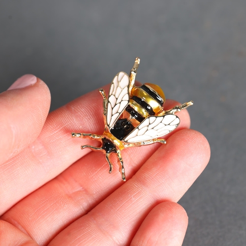 3252 - Jewellery: Bee Brooch. A detailed bumble bee brooch. Made from metal and enamel.