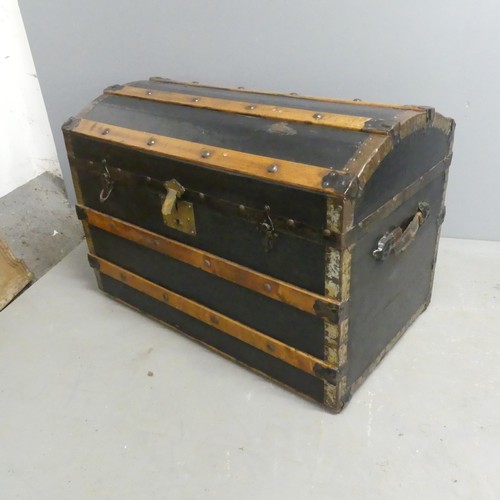 2562 - A Victorian dome top trunk. 78x54 x42cm.