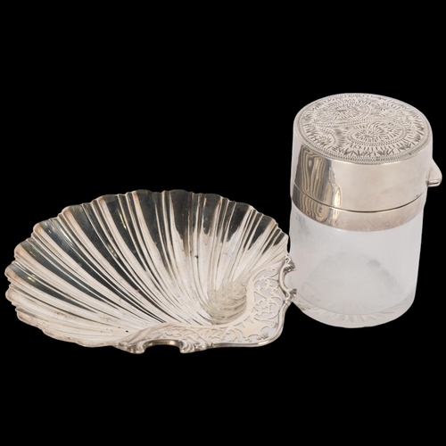 1552 - A George V silver shell butter dish, Mappin & Webb Ltd, Birmingham 1915, 13.5cm, 2.5oz, and a silver... 