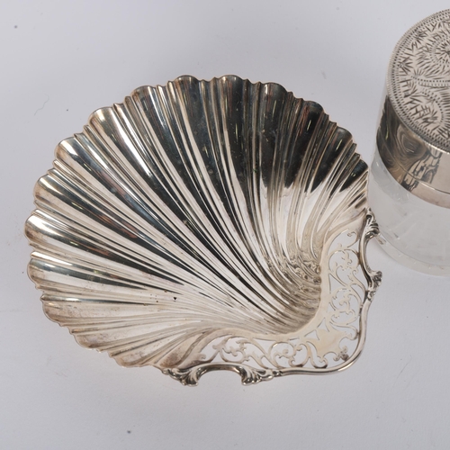 1552 - A George V silver shell butter dish, Mappin & Webb Ltd, Birmingham 1915, 13.5cm, 2.5oz, and a silver... 