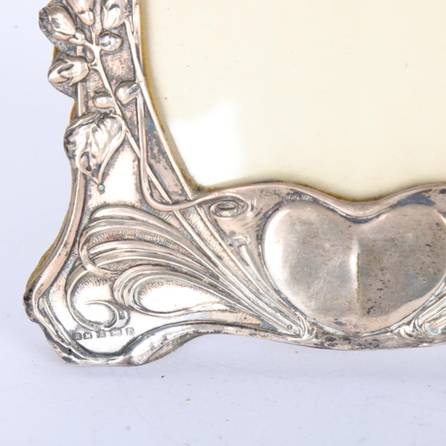 1589 - An Art Nouveau Edwardian silver-fronted photo frame, Henry Matthews, Birmingham 1902, relief embosse... 