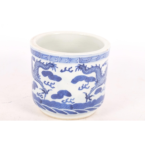 170 - A Chinese blue and white porcelain 'Dragon' incense pot, diameter 12.5cm, height 11.5cm