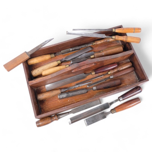 66 - A quantity of woodworking paring gouges and chisels, in 2-section tray