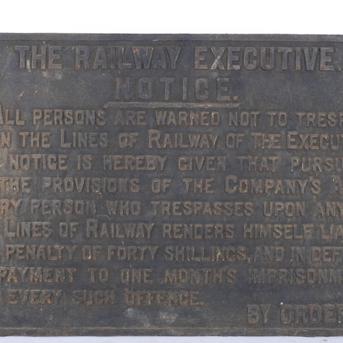 443 - RAILWAY INTEREST - Vintage cast-iron railway sign 