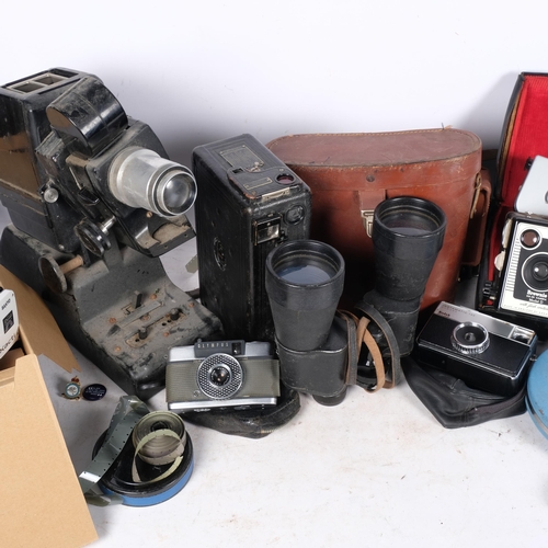 900 - Various Vintage cameras, including Kodak, Sanyo, etc