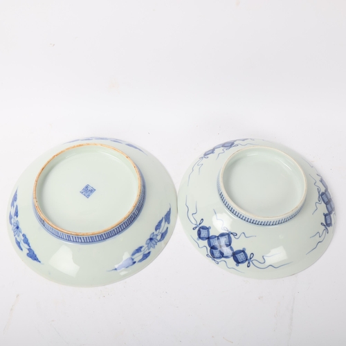 189 - 2 similar Chinese blue and white porcelain bowls, diameter 22cm and 21cm (2)