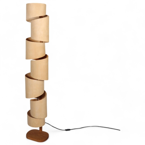 500 - A STUART LAMBLE Stepp floor lamp in working order with LED bulb, height 152cm